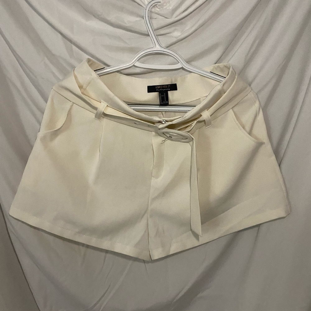 Belted White Loose Shorts